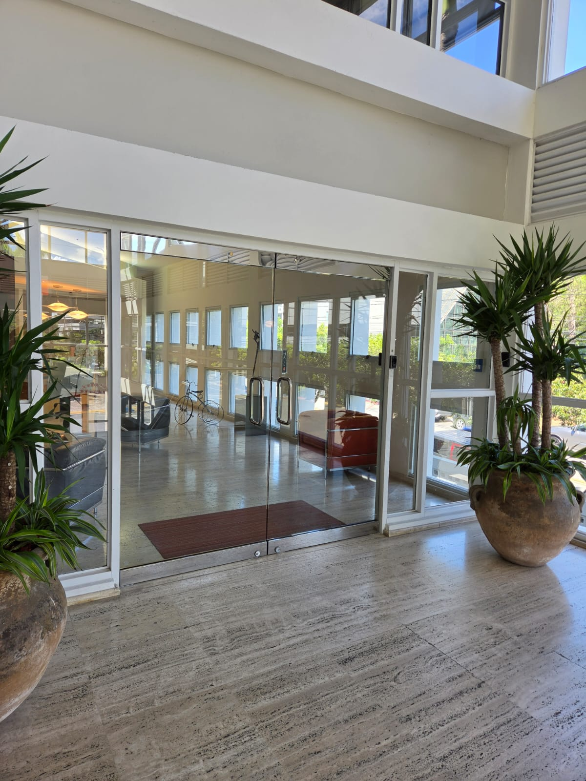 Puertas comerciales, residenciales, de clóset y eléctricas — trabajo 1