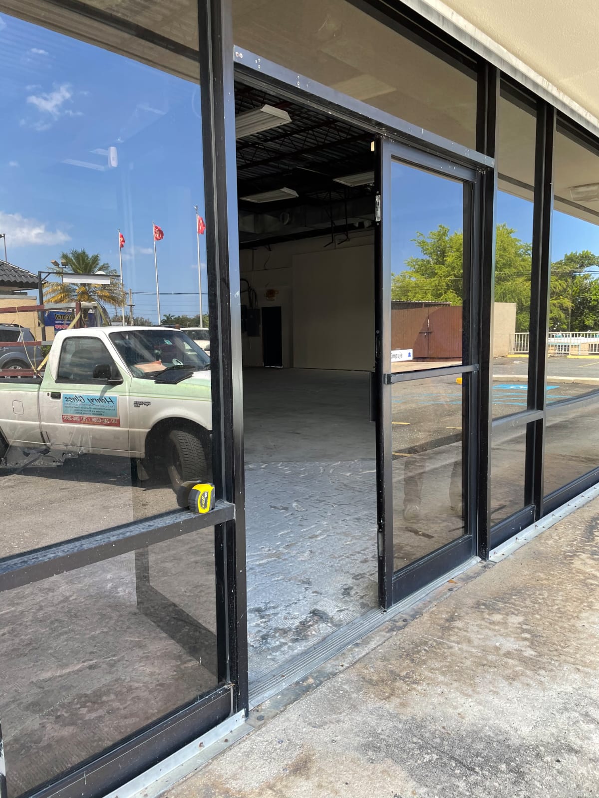 Fachada de cristal y aluminio instalada por Henry Glass en Puerto Rico